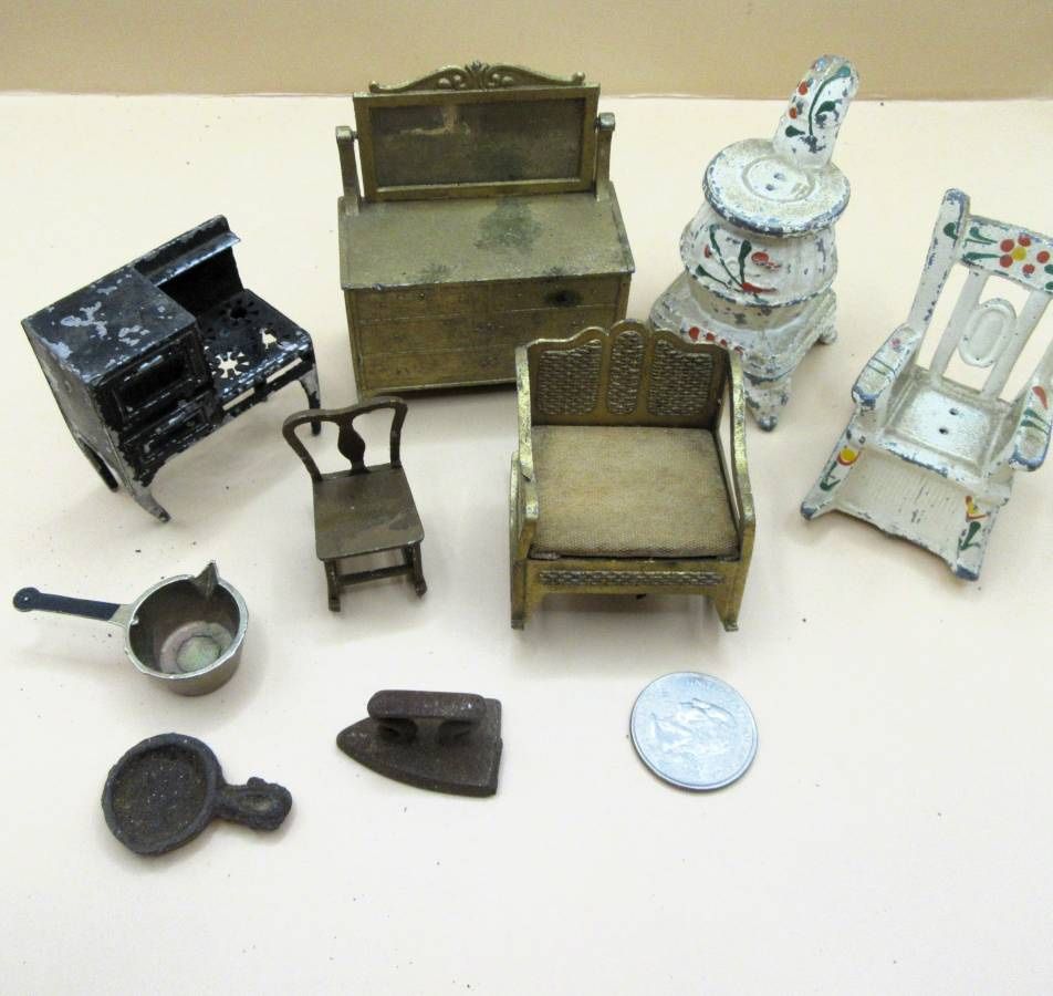 Vintage Doll House Furniture (Tootsietoy) and Salt Pepper Shakers