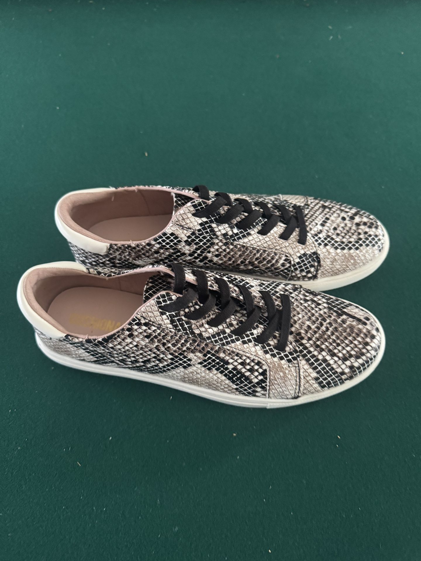 Cushionaire Snake Print Lace Up Sneakers Women’s Size 10 Faux Leather Casual Shoes