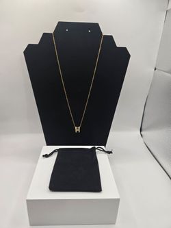 Elegant Gold-Tone H Pendant Necklace with Sparkling Crystal Accents – Women’s Jewelry