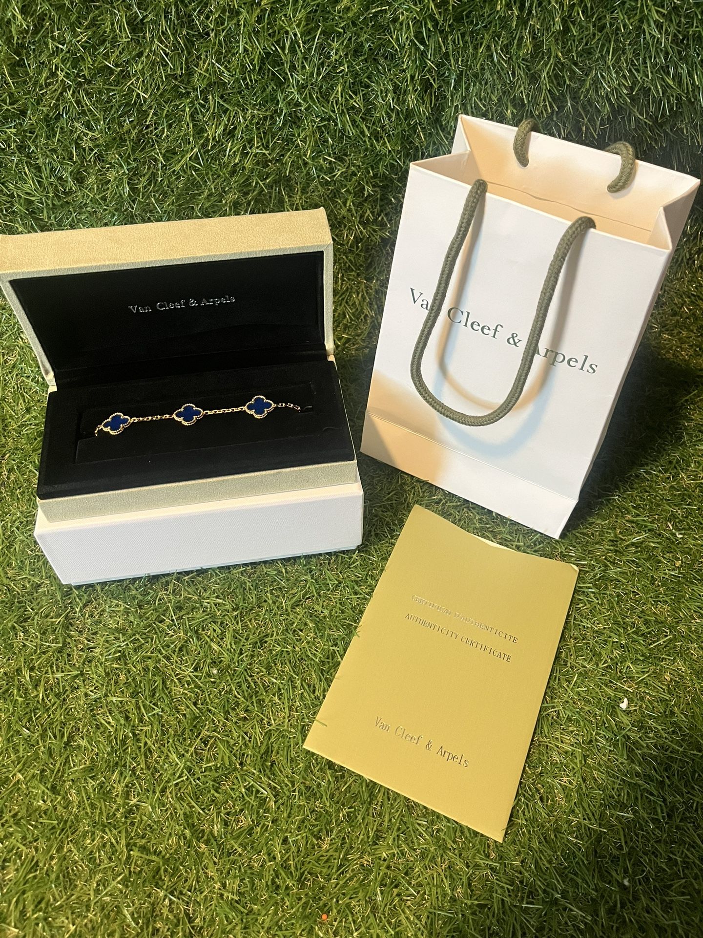 *BRAND NEW* VAN CLEEF & ARPELS CLOVER BRACELET “BLUE/GOLD”