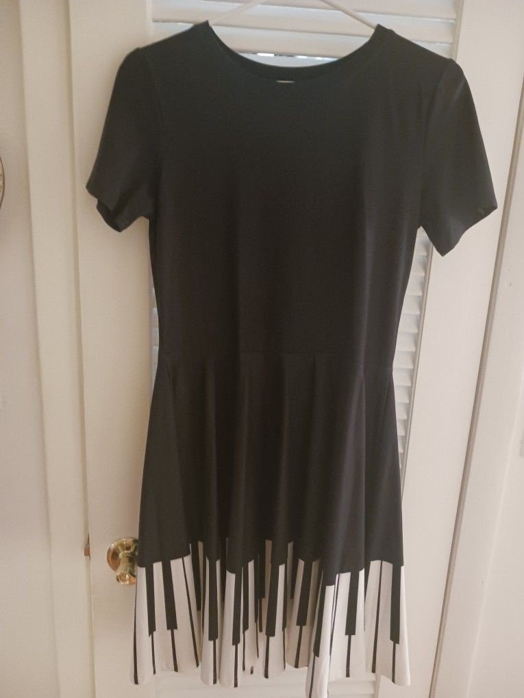 BLACK, PIANO PATTERN ON HEM, SHORT SLEEVES, ROUND NECK, LADIES DRESS, SZ LARGE
