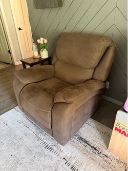 Brown Recliner – Super Comfortable!