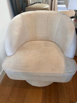Accent swivel chair