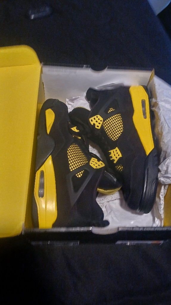 Jordan 4s Size 10.5 Black And Yellow ◼️🟨