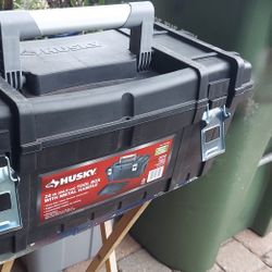 HUSKY 24 INCH TOOL BOX WITH METAL HANDLE 24x10x10 HOMESTEAD FL 