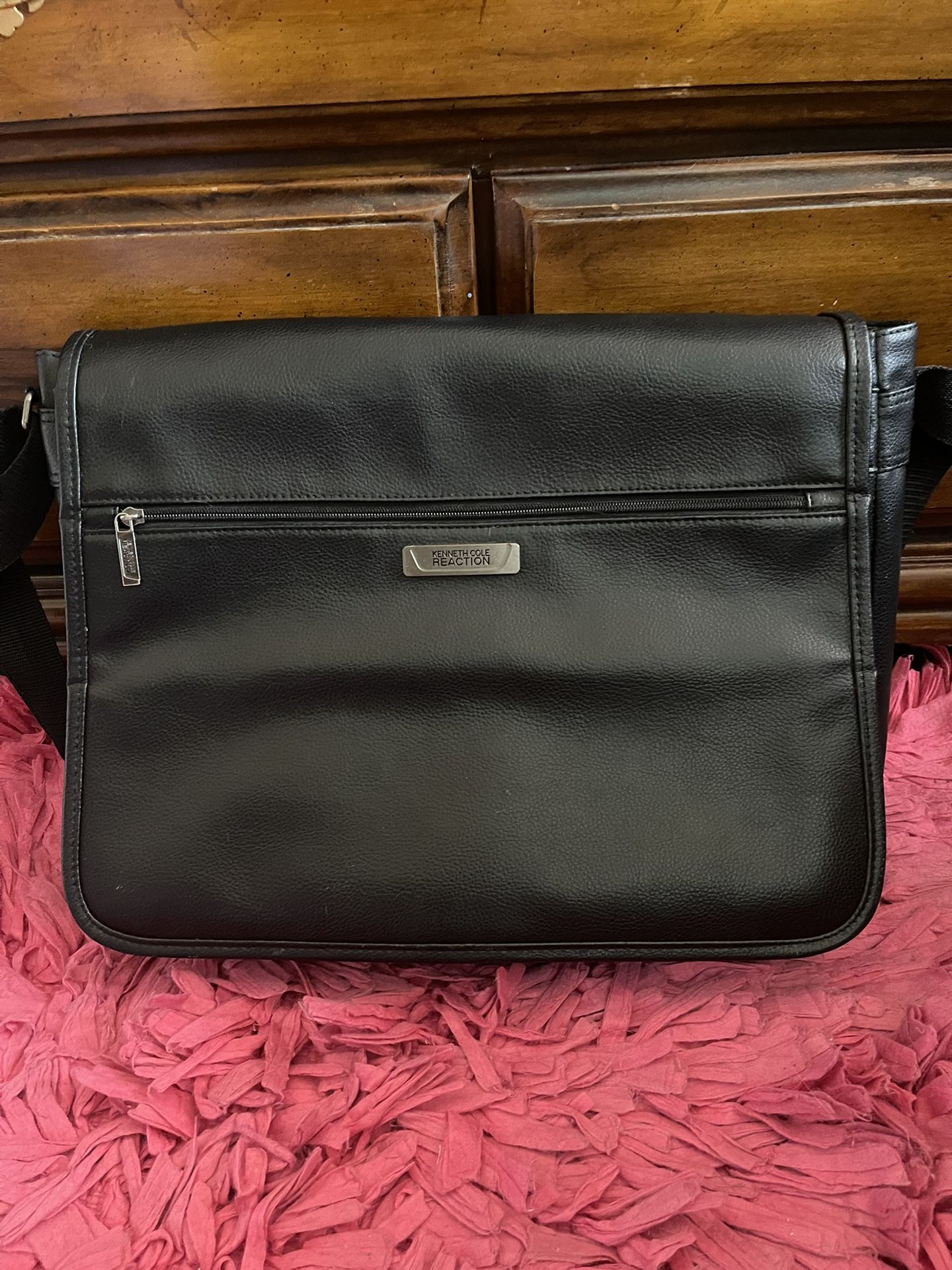 Kenneth Cole Reaction Laptop Messenger Crossbody Bag for Sale in Phoenix AZ OfferUp