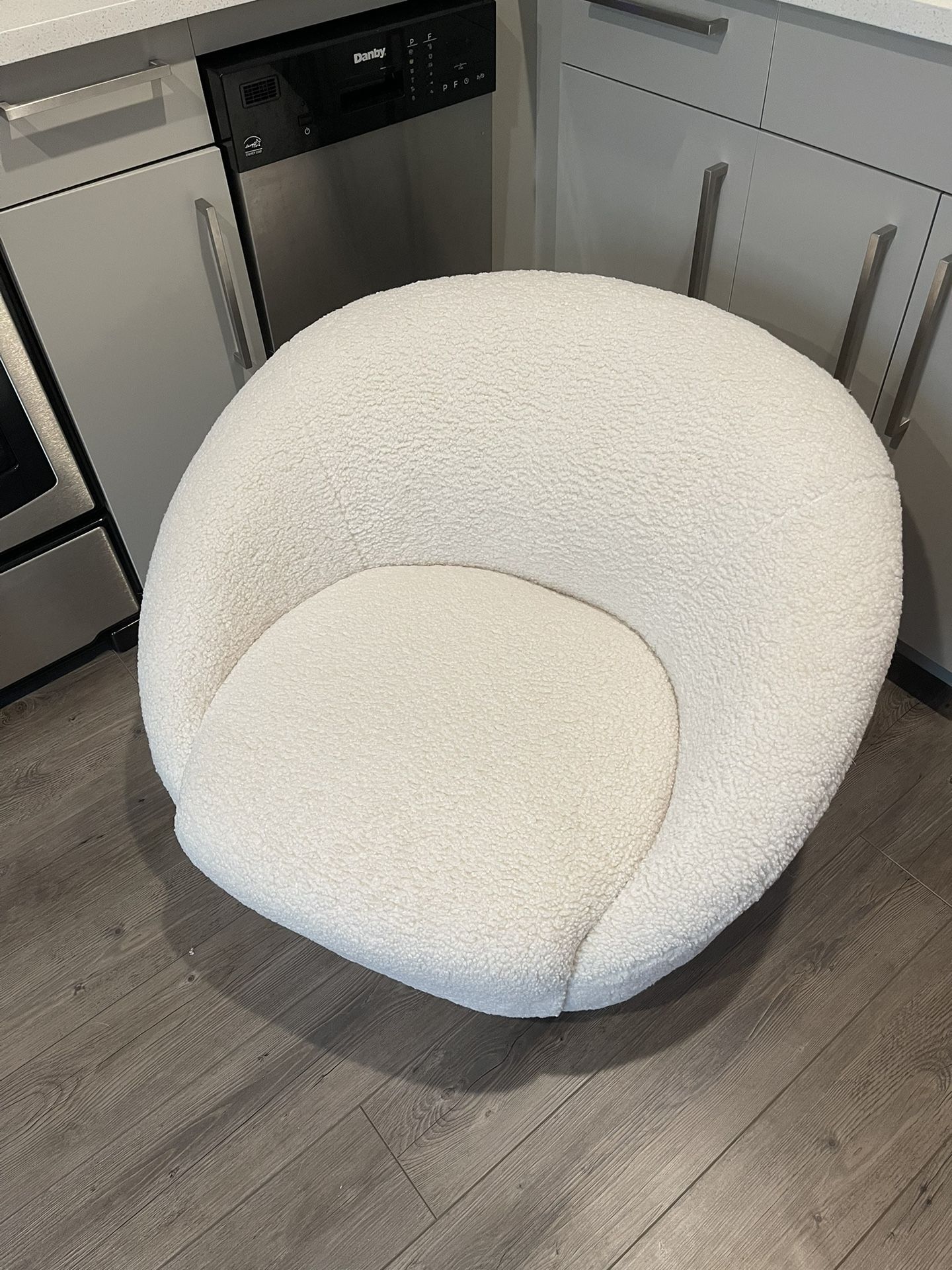 Round Swivel Dorm Chair Cream Faux Shearling - Room Essentials