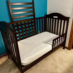 Wooden Crib with Converting Toddler Rail + Like New Mattress 