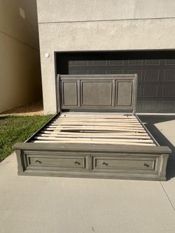 Ashley Lettner King Panel Storage Bed