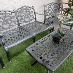 patio set with 4 pieces of cast aluminum in perfect condition
