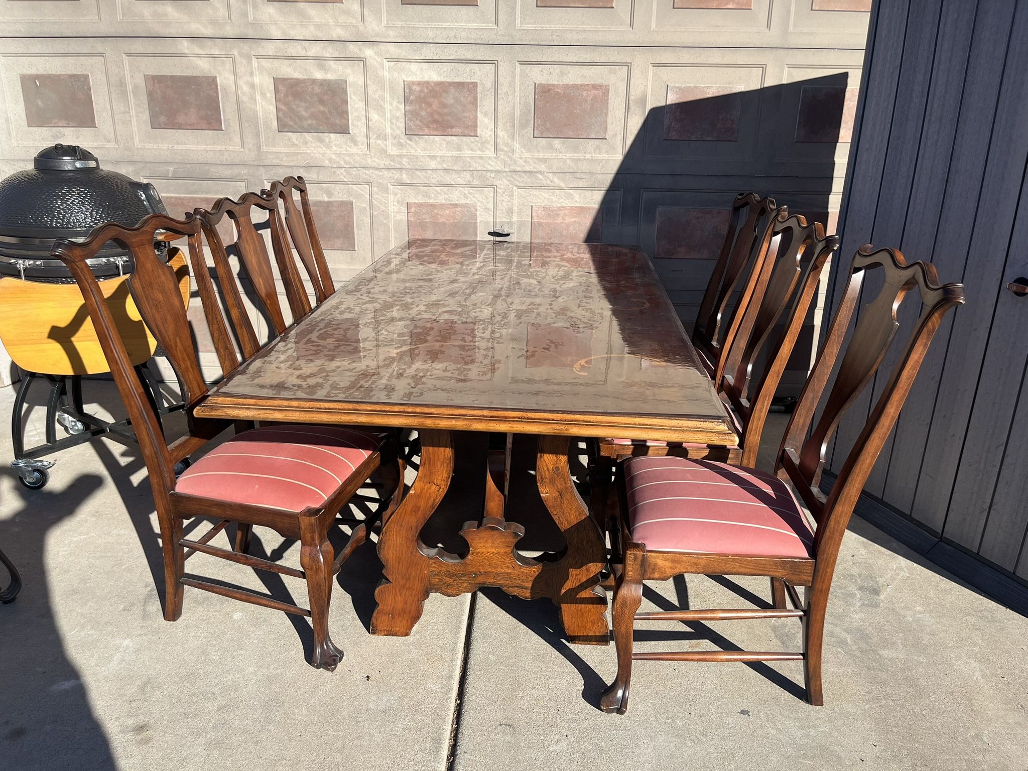 Very nice Solid Wood One Piece Table W 6 Chairs