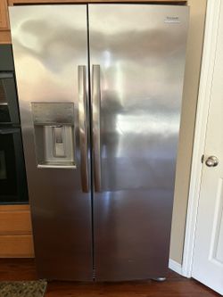 Frigidaire Gallery 25.6-cu ft Standard-Depth 36-in Wide Side-by-Side Refrigerator with Ice Maker ,Water and Ice Dispenser 