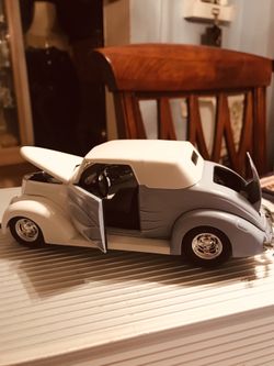 1/24 SpecCast Die Cast Metal movable ‘37 Ford Convertible limited edition Bank (New) opened to take pics