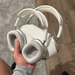 Air Pod Pro Maxes 