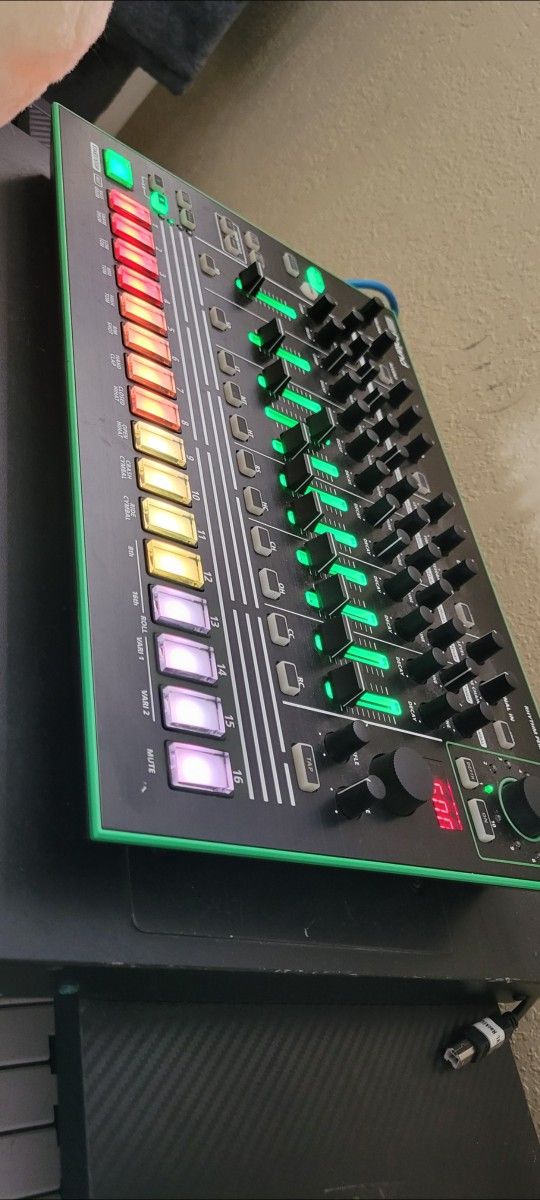 Roland TR-8