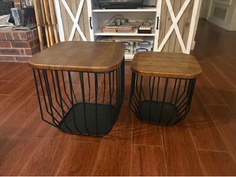 Two tiered coffee table nesting set
