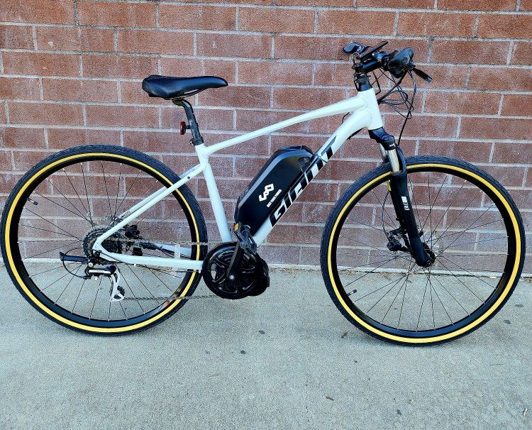 Giant Roam Electric Bike - Excellent Condition