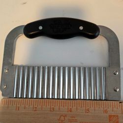 Pampered Chef Stainless Steel Crinkle Cutter Kitchen Gadget, about 7 1/4 inches long by 5 inches tall