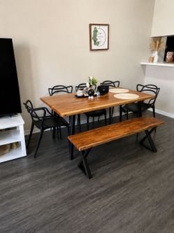 Beautiful Dining set / 6 chairs/ Solid wood