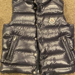 Moncler Kids size 5 !!4-6yr Old!!