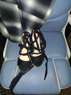 Strappy wedge heals