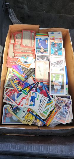 Huge box of baseball cards unsorted
