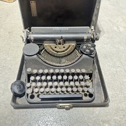 1938 Underwood Typewriter with Original Case
