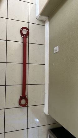 Red strut bar