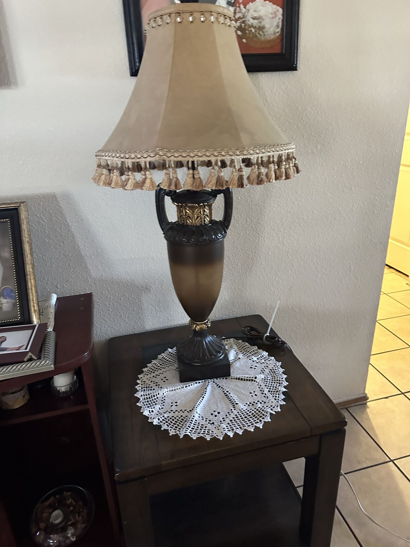 Lámpara De Mesa Muy Bonita 