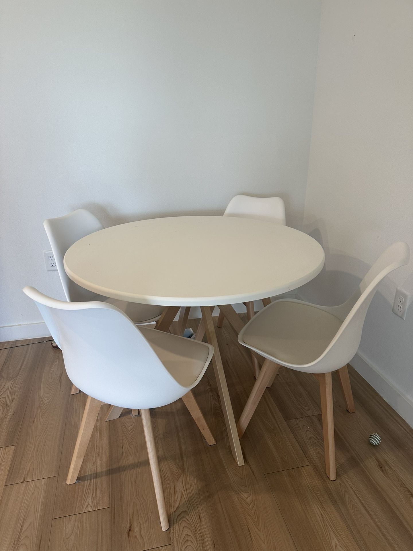 Round Kitchen Table - White