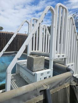 Pool stairs/ladder
