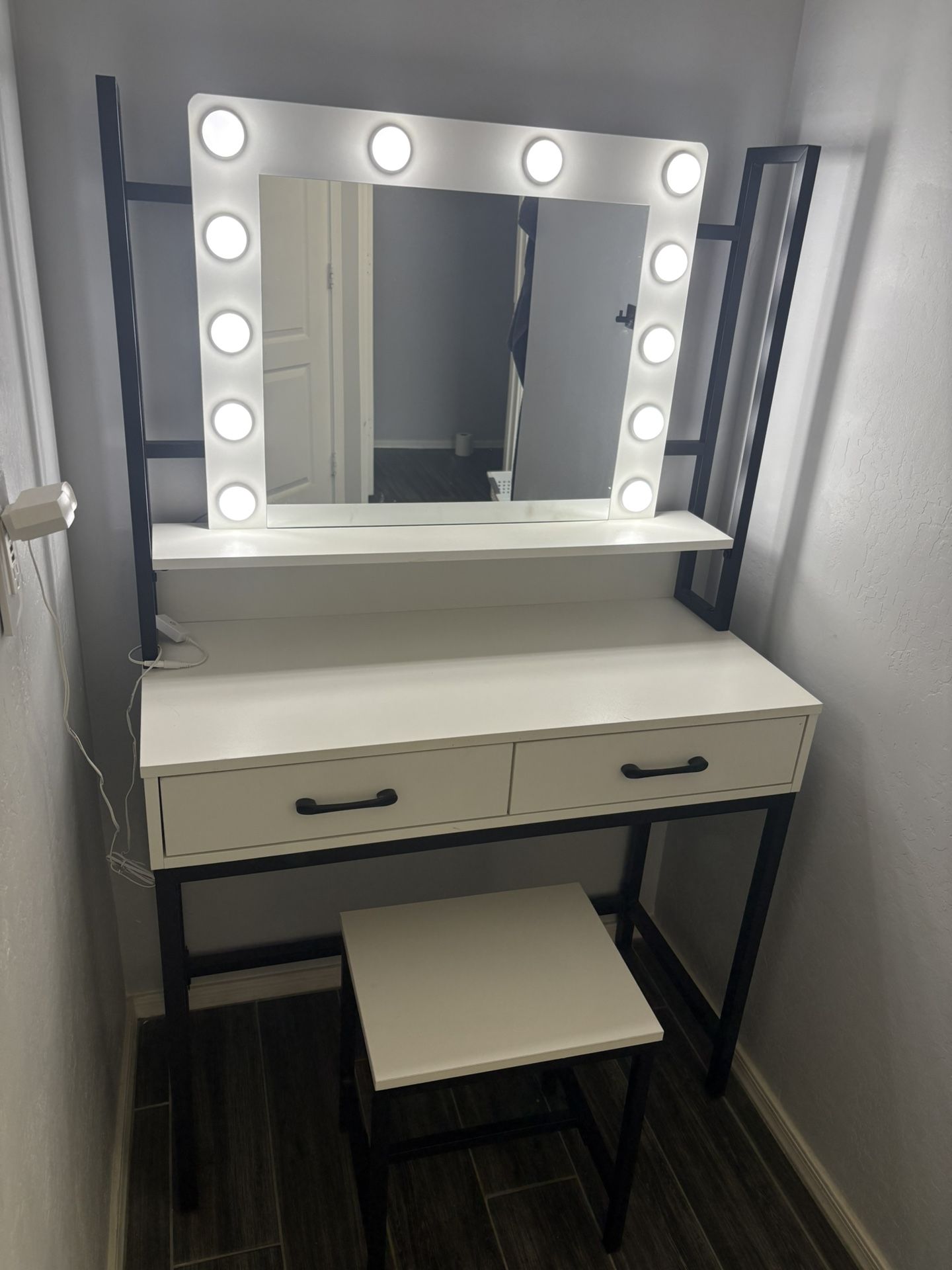 Vanity Desk With Stool