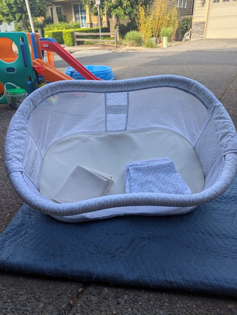 Includes full set with stand and extra linens.