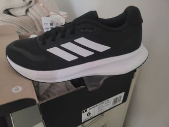 BNIB WOMENS ADIDAS shoes RUNFALCON 5