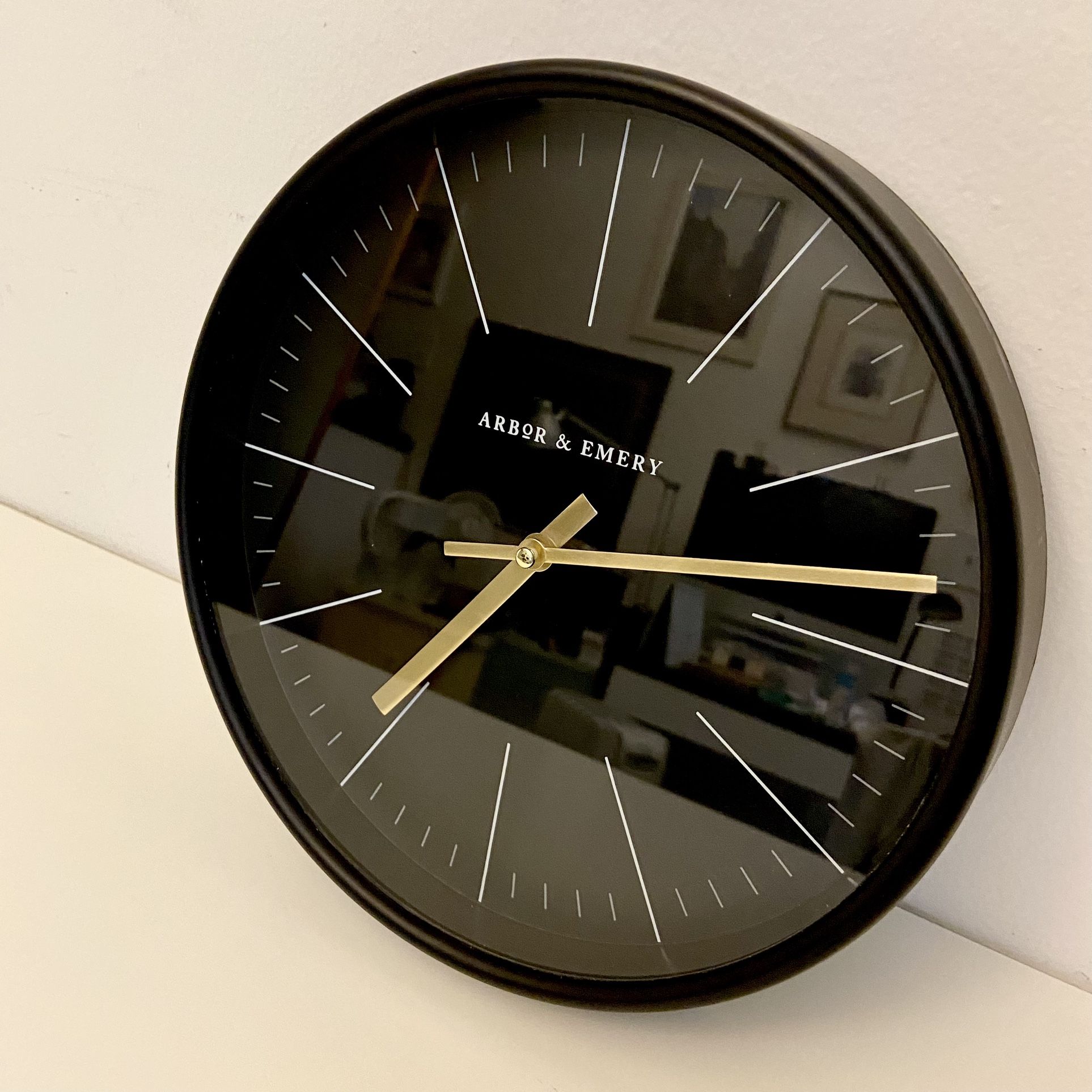 ARBOR & EMERY Wall Clock •Black & Gold colors •AA battery included •Diameter 10”