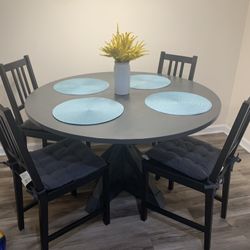 Round Dining Table 