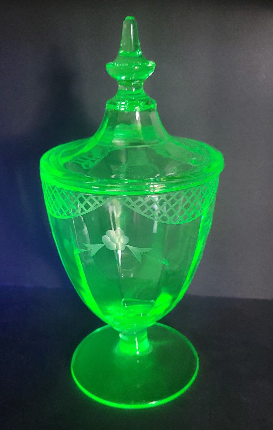 Beautiful Vintage Uranium Cady Jar With Lid