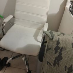 White Office Chair With Rolling Wheels For Sale