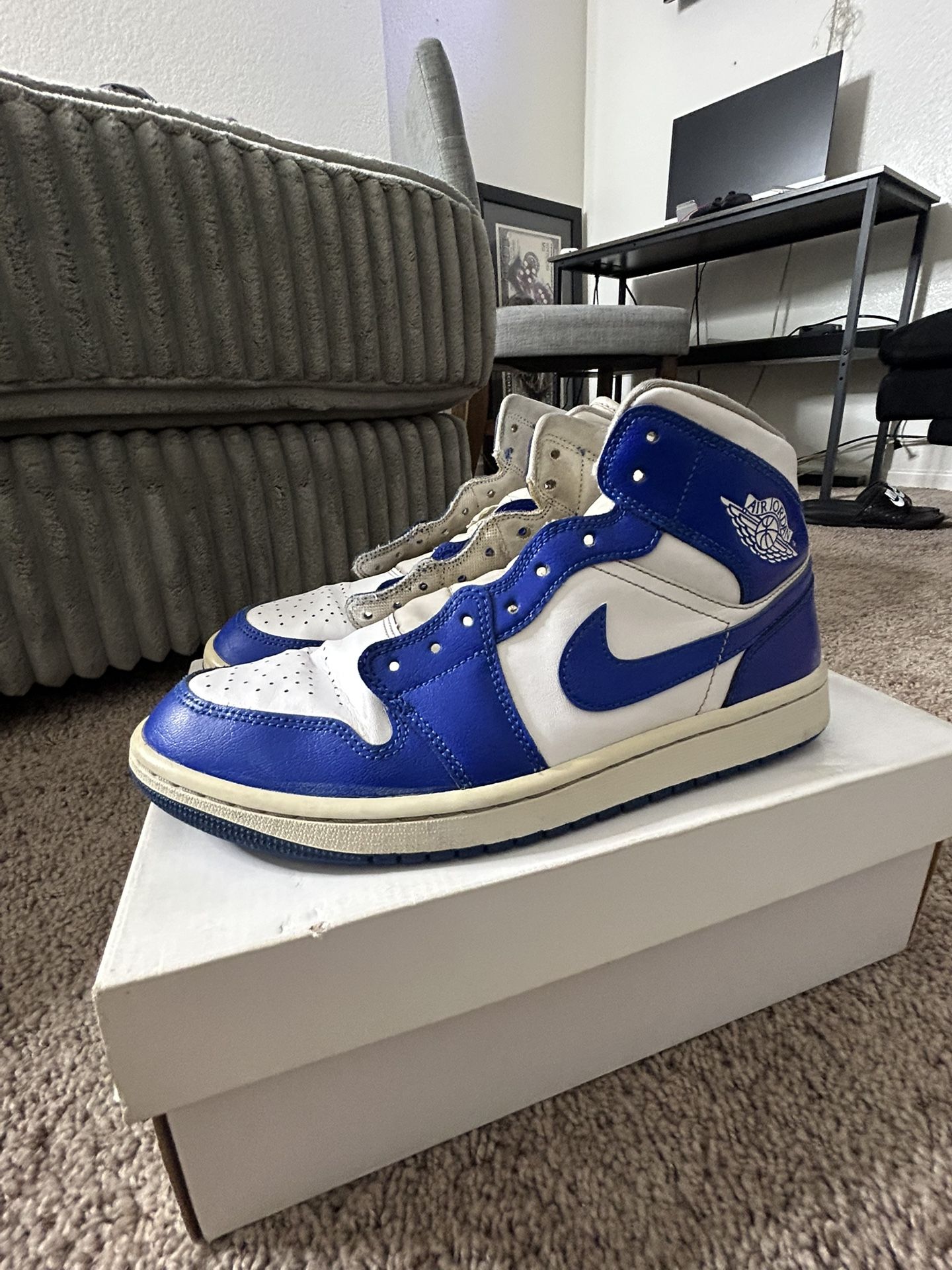 Air Jordan 1 Mid Royal White