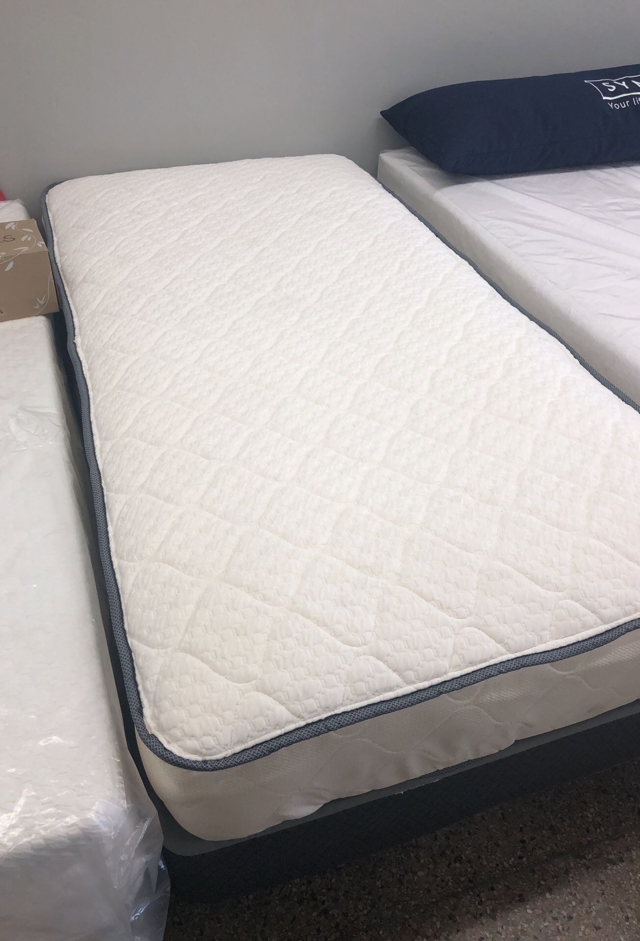 TWIN CLASSIC MATTRESS AND BOX/ NEW