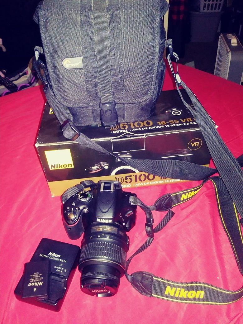 Nikon 5100 bundle with charger and small tripod