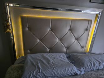 Queen bed with headboard led and boxspring