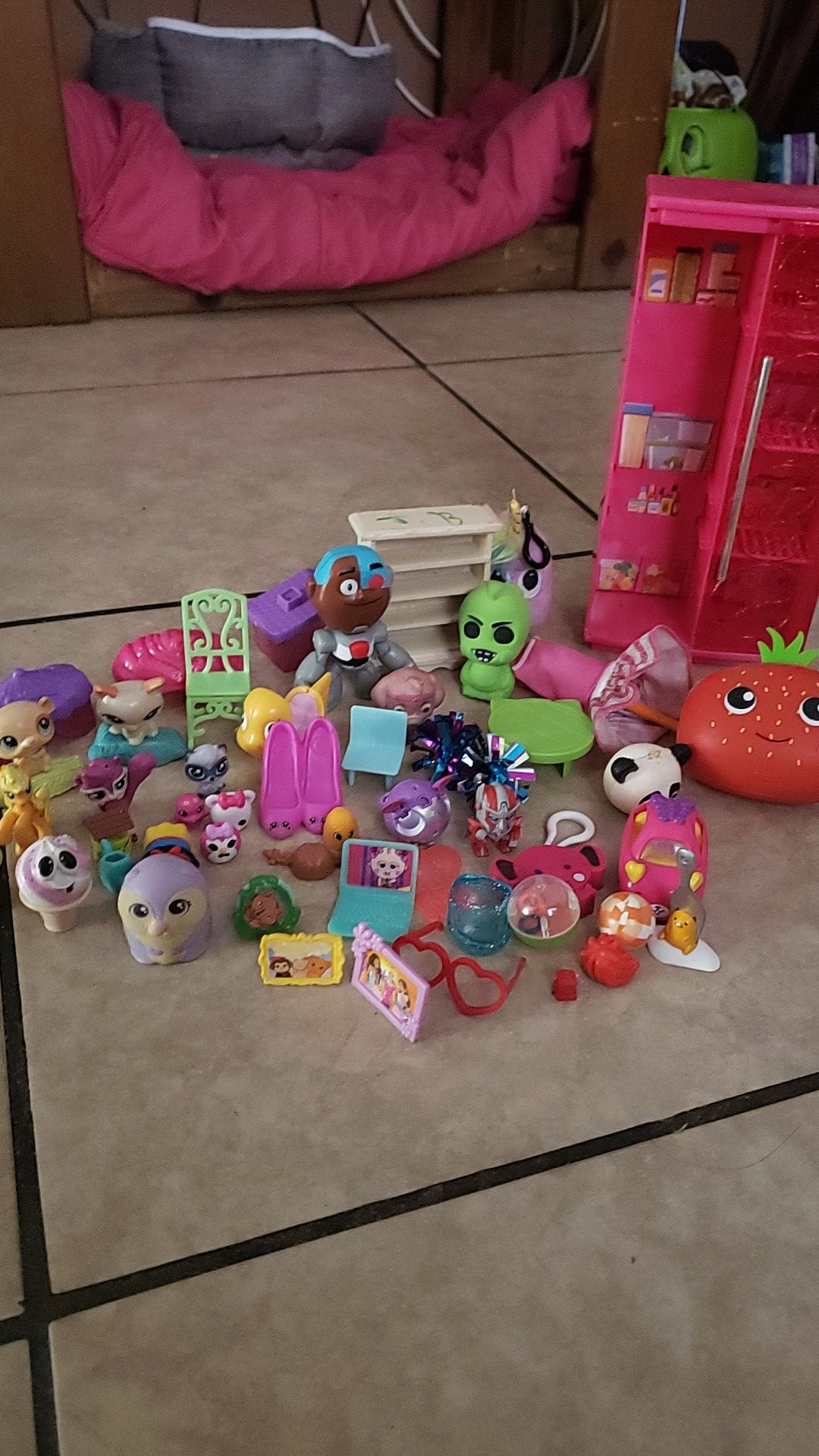 Lots of toys,lps,shopkins and more