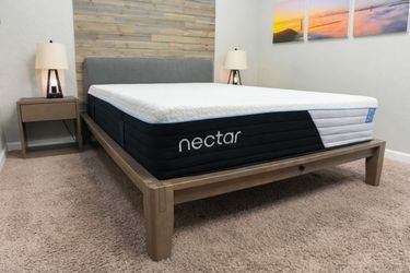 Like new Queen Nectar memory foam hybrid mattress