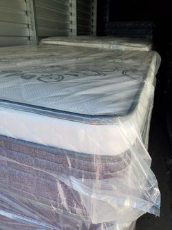 QUEEN MATTRESS SET FIRM BRAND NEW