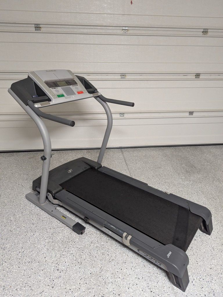 NordicTrack C2255 Treadmill - Excellent Condition