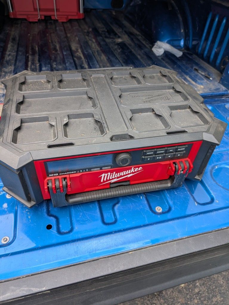 Pack out Radio M18 