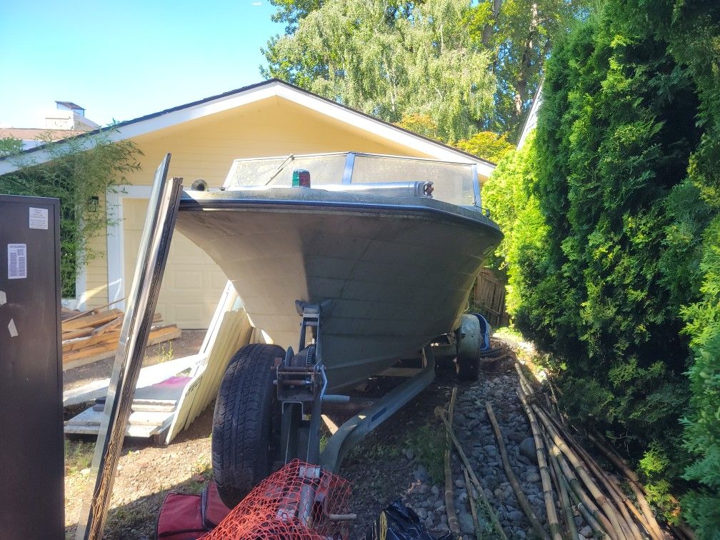18' Bayliner Boat