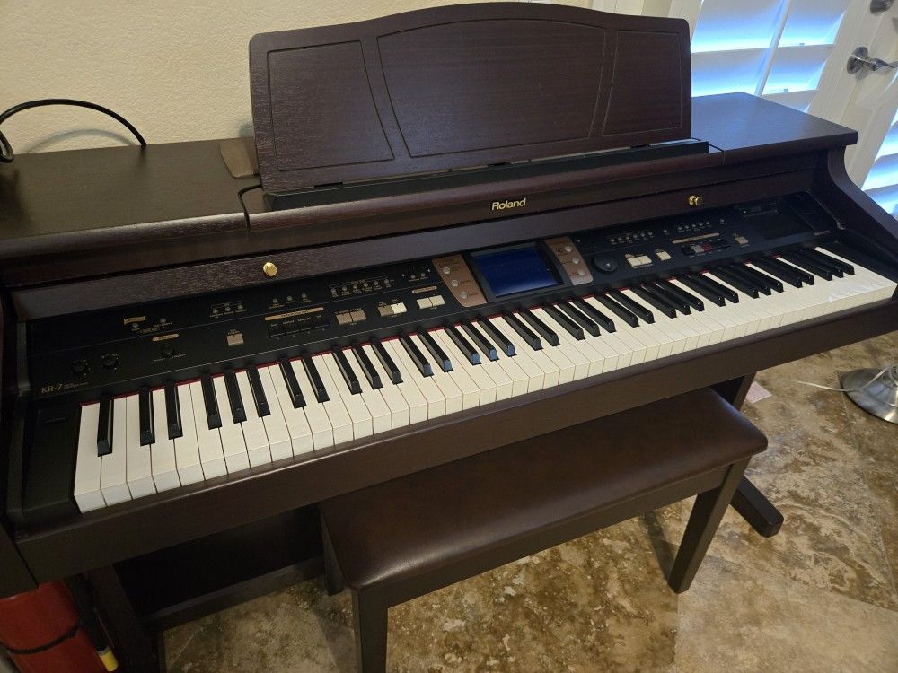 REALLY NICELY WEIGHTED KEY ROLAND KR-7 INTELLIGENT DIGITAL PIANO Electric Piano