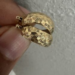 Gold Ear Rings 